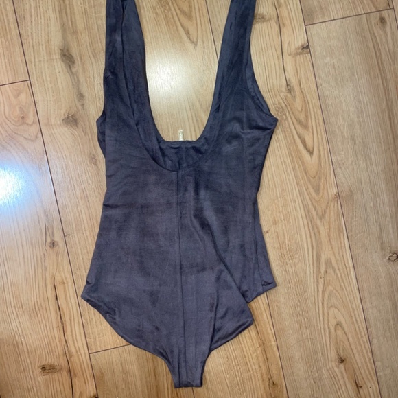House of CB London “Romane” Gray Vegan Suede Zip front bodysuit - Picture 9 of 13